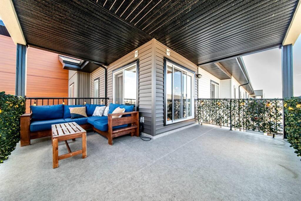 Bright Luxe Condo, Ac, Top Floor, King Bed, Balcony! エドモントン エクステリア 写真