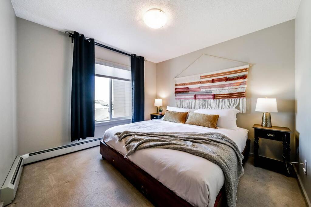 Bright Luxe Condo, Ac, Top Floor, King Bed, Balcony! エドモントン エクステリア 写真