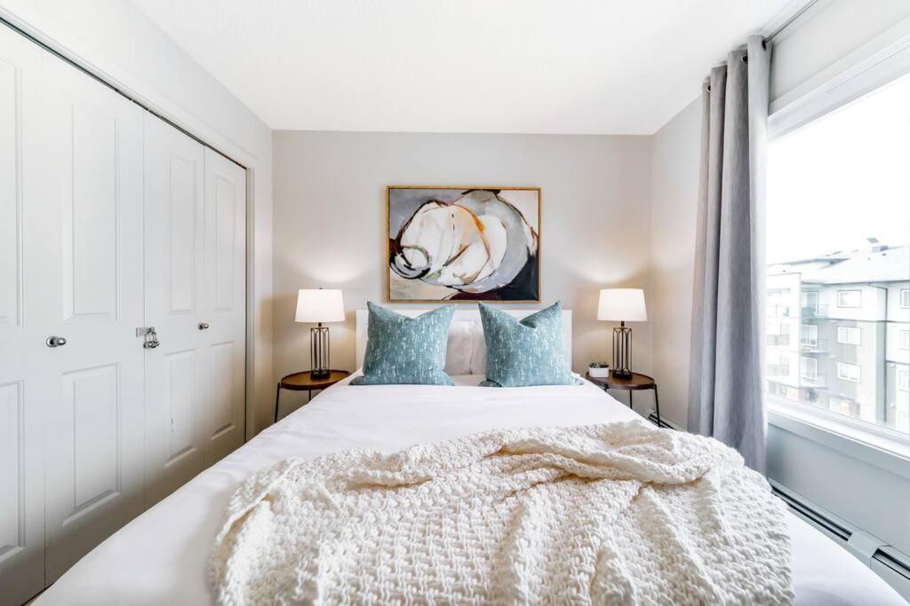 Bright Luxe Condo, Ac, Top Floor, King Bed, Balcony! エドモントン エクステリア 写真