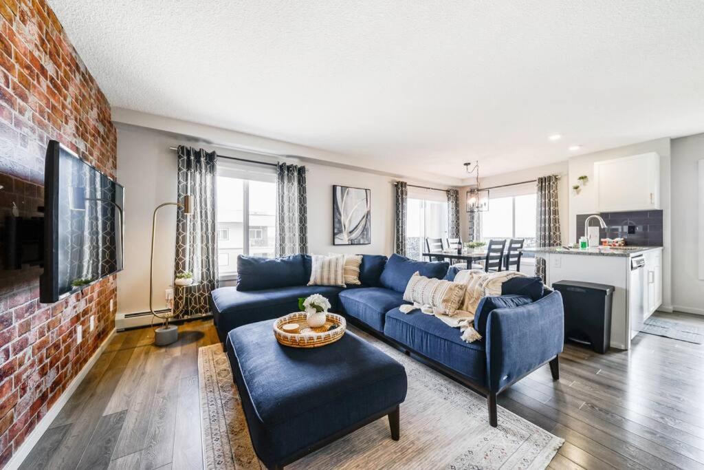 Bright Luxe Condo, Ac, Top Floor, King Bed, Balcony! エドモントン エクステリア 写真