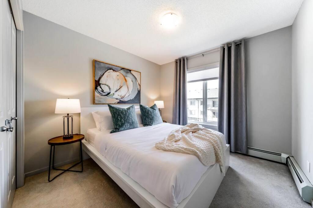 Bright Luxe Condo, Ac, Top Floor, King Bed, Balcony! エドモントン エクステリア 写真