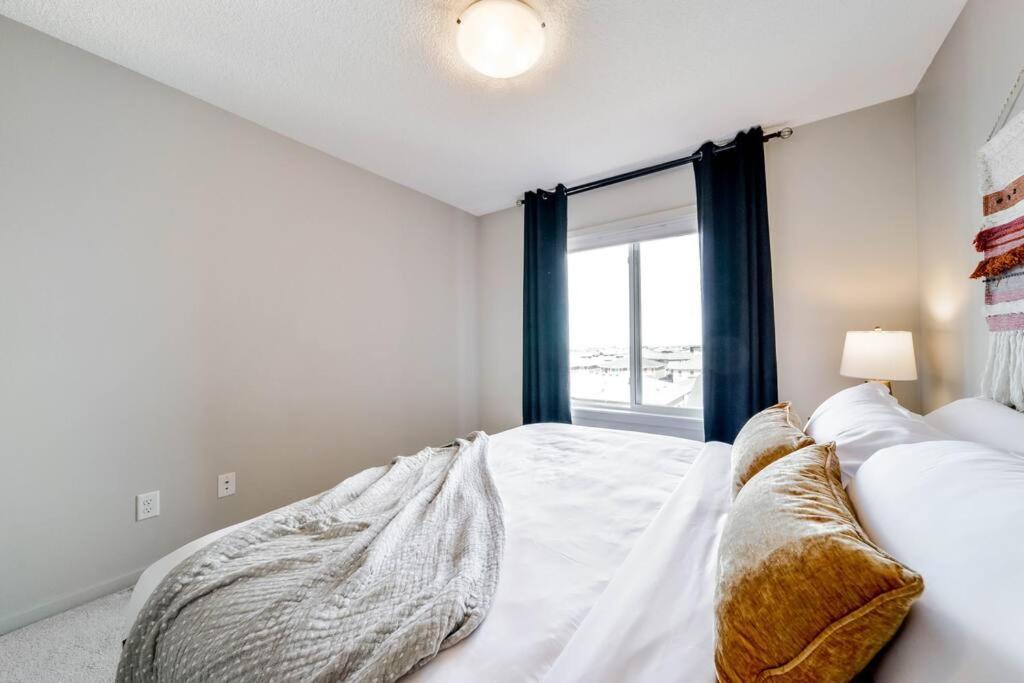 Bright Luxe Condo, Ac, Top Floor, King Bed, Balcony! エドモントン エクステリア 写真