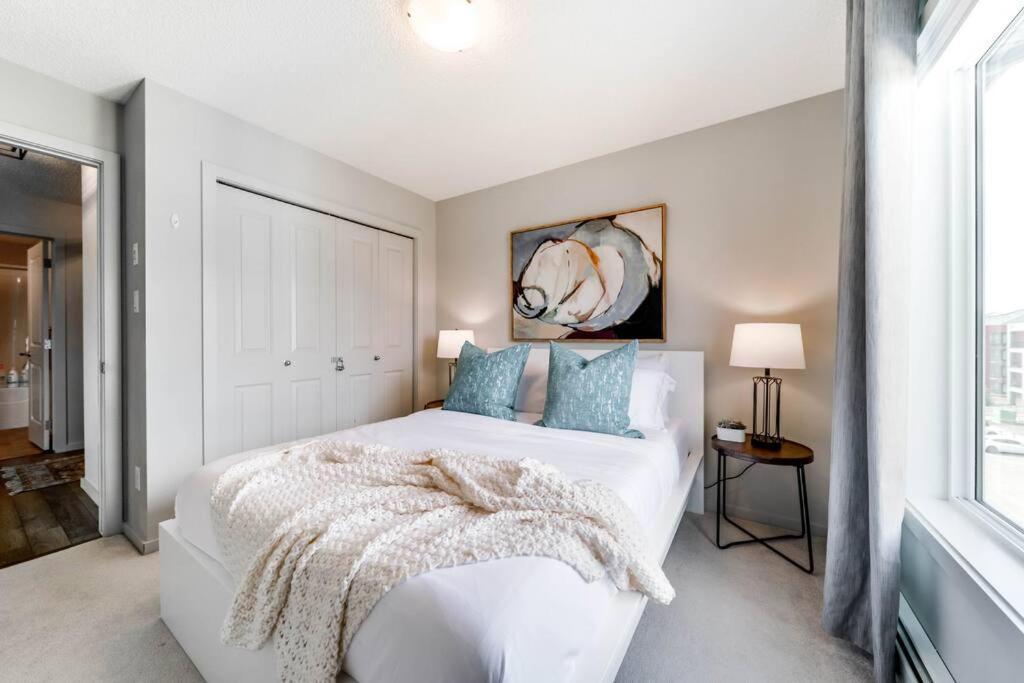 Bright Luxe Condo, Ac, Top Floor, King Bed, Balcony! エドモントン エクステリア 写真