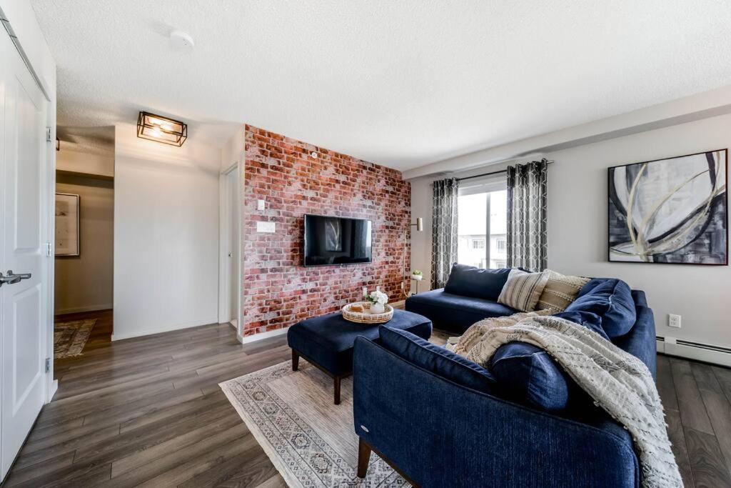 Bright Luxe Condo, Ac, Top Floor, King Bed, Balcony! エドモントン エクステリア 写真