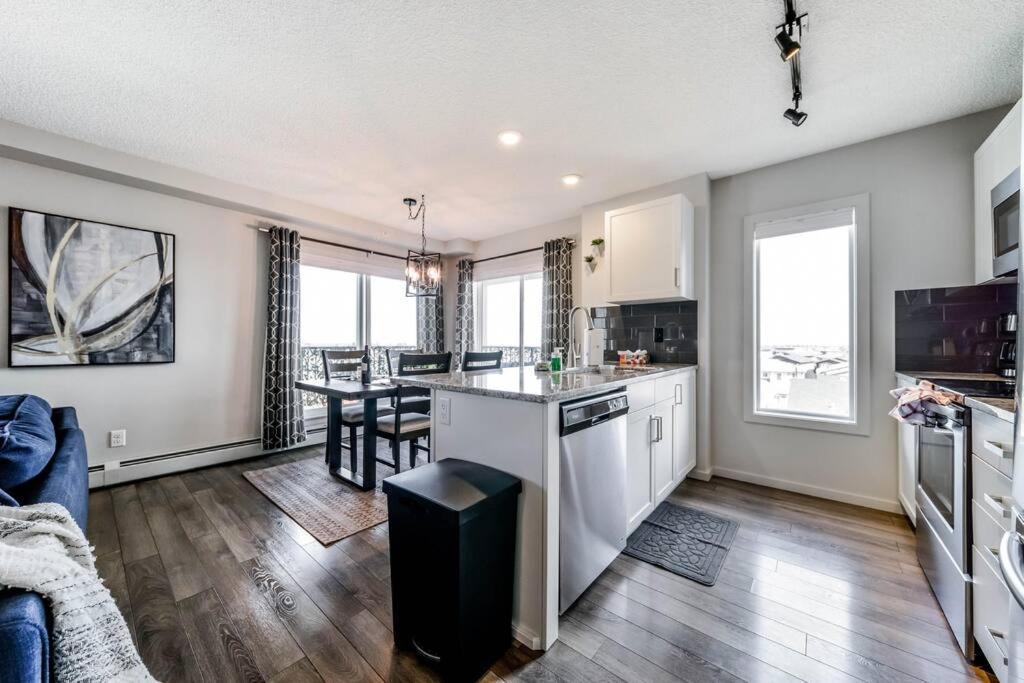 Bright Luxe Condo, Ac, Top Floor, King Bed, Balcony! エドモントン エクステリア 写真