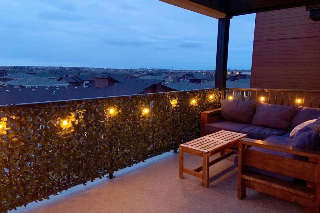 Bright Luxe Condo, Ac, Top Floor, King Bed, Balcony! エドモントン エクステリア 写真
