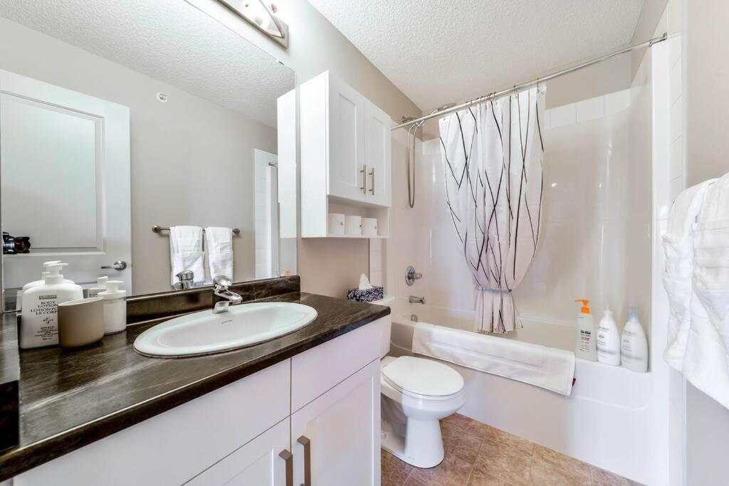 Bright Luxe Condo, Ac, Top Floor, King Bed, Balcony! エドモントン エクステリア 写真