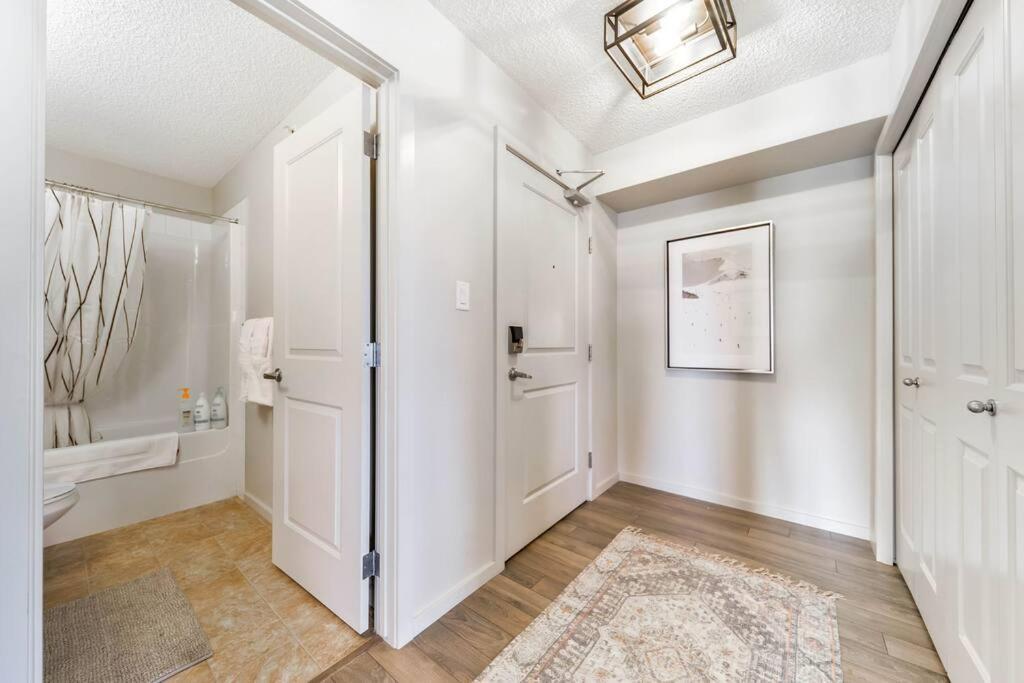 Bright Luxe Condo, Ac, Top Floor, King Bed, Balcony! エドモントン エクステリア 写真