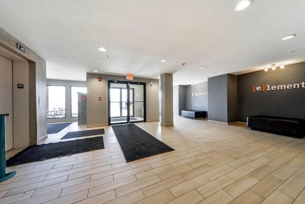 Bright Luxe Condo, Ac, Top Floor, King Bed, Balcony! エドモントン エクステリア 写真