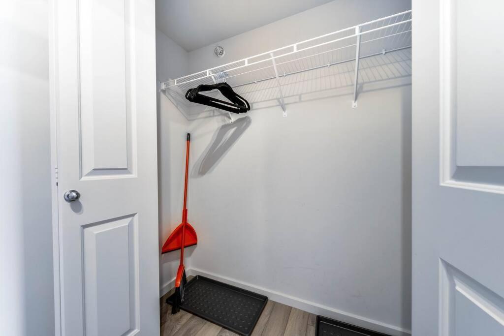 Bright Luxe Condo, Ac, Top Floor, King Bed, Balcony! エドモントン エクステリア 写真