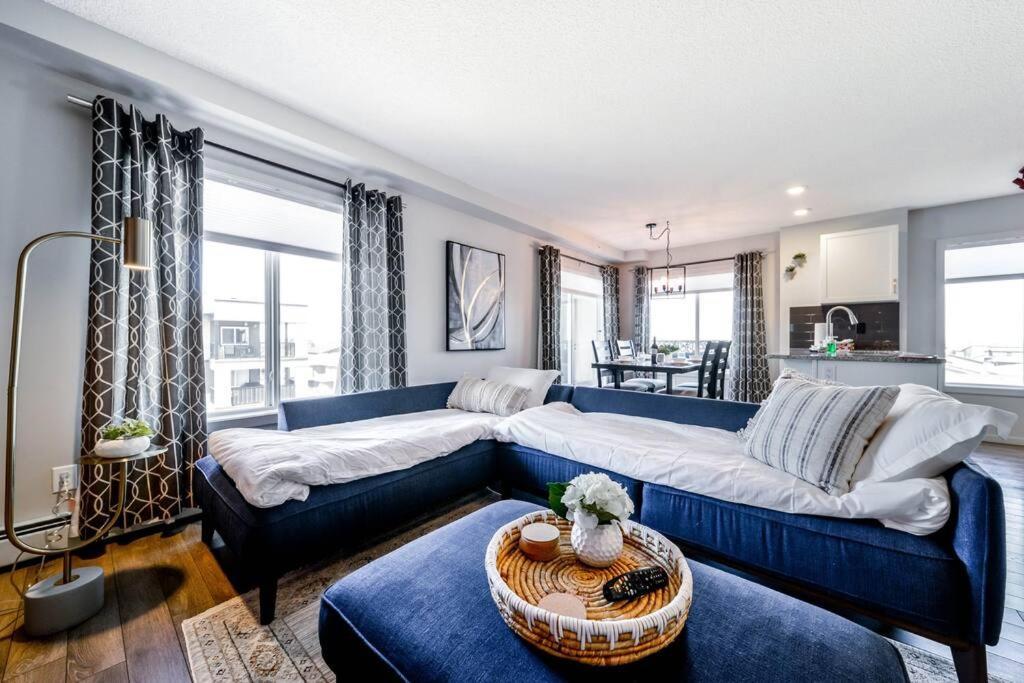 Bright Luxe Condo, Ac, Top Floor, King Bed, Balcony! エドモントン エクステリア 写真